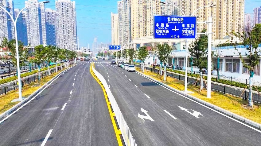 人在园中游 跑步和打球 骑行城市中 林木亦葱茏 绿意满满的武汉更活力满满